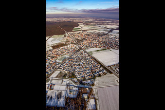 Vue aérienne de Ligne de chemin de fer en hiver avec de la neige à Rheinzabern dans le département Rhénanie-Palatinat, Allemagne