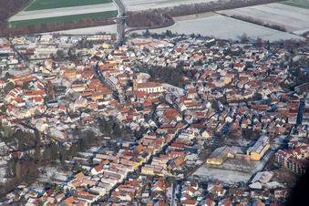 Vue aérienne de Rue principale avec l'église paroissiale Saint-Michel en hiver avec de la neige à Rheinzabern dans le département Rhénanie-Palatinat, Allemagne