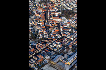 Vue oblique de Rue principale avec l'église paroissiale Saint-Michel en hiver avec de la neige à Rheinzabern dans le département Rhénanie-Palatinat, Allemagne