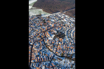 Rue principale avec l'église paroissiale Saint-Michel en hiver avec de la neige à Rheinzabern dans le département Rhénanie-Palatinat, Allemagne depuis l'avion