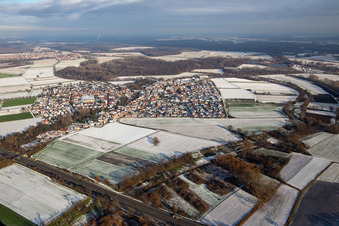 Vue aérienne de En hiver quand il y a de la neige à Kuhardt dans le département Rhénanie-Palatinat, Allemagne