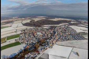 Vue aérienne de En hiver quand il y a de la neige à Kuhardt dans le département Rhénanie-Palatinat, Allemagne
