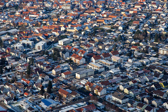Vue aérienne de Kuhhardter Straße en hiver avec de la neige à Rülzheim dans le département Rhénanie-Palatinat, Allemagne