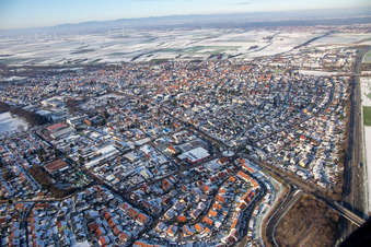 Vue aérienne de Kuhhardter Straße en hiver avec de la neige à Rülzheim dans le département Rhénanie-Palatinat, Allemagne