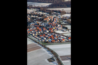 Vue aérienne de À Preischberg en hiver avec de la neige à Hördt dans le département Rhénanie-Palatinat, Allemagne