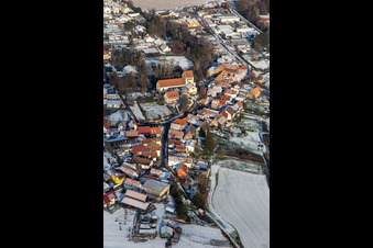 Vue aérienne de Sur le Heiligenberg en hiver avec de la neige à Hördt dans le département Rhénanie-Palatinat, Allemagne