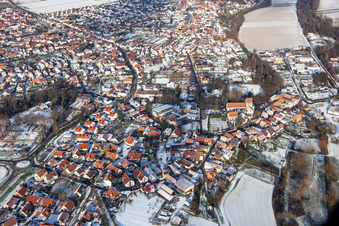 Vue aérienne de Bellheimer Straße en hiver avec de la neige à Hördt dans le département Rhénanie-Palatinat, Allemagne