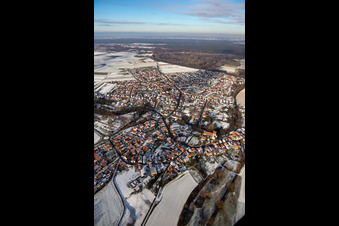 Vue aérienne de Bellheimer Straße en hiver avec de la neige à Hördt dans le département Rhénanie-Palatinat, Allemagne
