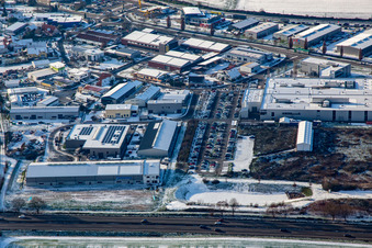 Vue aérienne de DBK et Bartmann Maschinenbau en hiver avec de la neige à Rülzheim dans le département Rhénanie-Palatinat, Allemagne