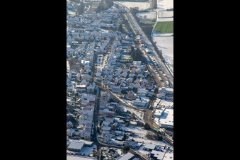 Vue aérienne de Bahnhofstraße en hiver avec de la neige à Rülzheim dans le département Rhénanie-Palatinat, Allemagne