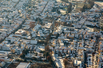 Vue aérienne de Fondation Braun et église Saint-Maurice en hiver sous la neige à Rülzheim dans le département Rhénanie-Palatinat, Allemagne