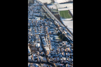 Vue aérienne de Bahnhofstraße en hiver avec de la neige à Rülzheim dans le département Rhénanie-Palatinat, Allemagne