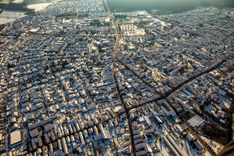 Vue aérienne de Kuhhardter et Rheinzaberner Straße en hiver avec de la neige à Rülzheim dans le département Rhénanie-Palatinat, Allemagne