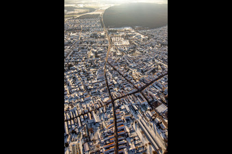 Vue aérienne de Rheinzaberner et Kuhhardter Straße en hiver avec de la neige à Rülzheim dans le département Rhénanie-Palatinat, Allemagne