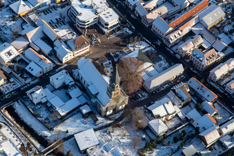 Vue aérienne de Église Saint-Maurice en hiver sous la neige à Rülzheim dans le département Rhénanie-Palatinat, Allemagne