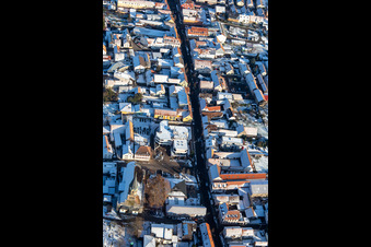 Vue aérienne de Église Saint-Maurice et administration de VG en hiver avec de la neige à Rülzheim dans le département Rhénanie-Palatinat, Allemagne