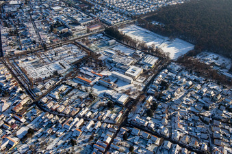 Vue aérienne de IGS -Rülzheim en hiver avec de la neige à Rülzheim dans le département Rhénanie-Palatinat, Allemagne