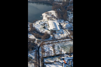 Vue aérienne de Plage, salle de boulettes de vapeur en hiver quand il y a de la neige à Rülzheim dans le département Rhénanie-Palatinat, Allemagne