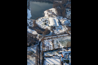 Vue aérienne de Plage, salle de boulettes de vapeur en hiver quand il y a de la neige à Rülzheim dans le département Rhénanie-Palatinat, Allemagne