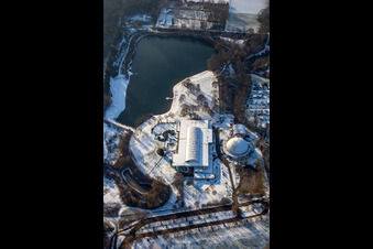 Vue oblique de Plage, salle de boulettes de vapeur en hiver quand il y a de la neige à Rülzheim dans le département Rhénanie-Palatinat, Allemagne