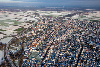 De l'ouest en hiver quand il y a de la neige à Rülzheim dans le département Rhénanie-Palatinat, Allemagne d'en haut
