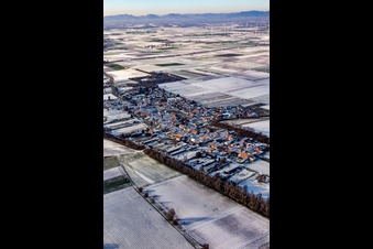 Vue aérienne de En hiver quand il y a de la neige à Herxheimweyher dans le département Rhénanie-Palatinat, Allemagne