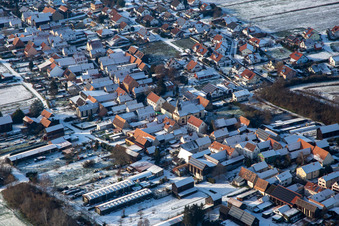 Vue aérienne de Église Saint-Antoine en hiver sous la neige à Herxheimweyher dans le département Rhénanie-Palatinat, Allemagne