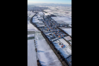 Vue oblique de En hiver quand il y a de la neige à Herxheimweyher dans le département Rhénanie-Palatinat, Allemagne