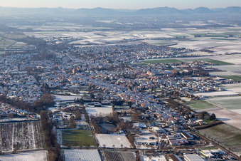 Vue aérienne de Rue principale inférieure en hiver avec de la neige à Herxheim bei Landau dans le département Rhénanie-Palatinat, Allemagne