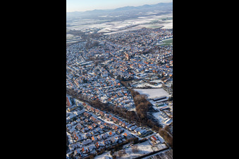 Vue aérienne de Alter Klingbach et Klingbach-Tankgraben en hiver avec de la neige à Herxheim bei Landau dans le département Rhénanie-Palatinat, Allemagne