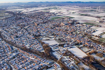 Vue aérienne de Alter Klingbach et Klingbach-Tankgraben en hiver avec de la neige à Herxheim bei Landau dans le département Rhénanie-Palatinat, Allemagne