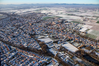 Photographie aérienne de Alter Klingbach et Klingbach-Tankgraben en hiver avec de la neige à Herxheim bei Landau dans le département Rhénanie-Palatinat, Allemagne