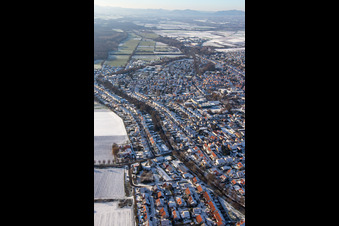Vue aérienne de Ketteler Straße en hiver avec de la neige à Herxheim bei Landau dans le département Rhénanie-Palatinat, Allemagne
