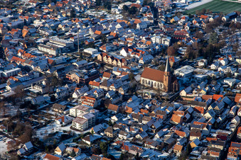 Vue aérienne de Église Sainte-Marie-Assomption en hiver sous la neige à Herxheim bei Landau dans le département Rhénanie-Palatinat, Allemagne