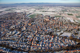 Vue aérienne de En hiver quand il y a de la neige à Herxheim bei Landau dans le département Rhénanie-Palatinat, Allemagne