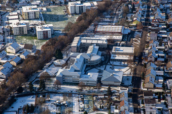 Vue aérienne de Gymnase du centre scolaire PAMINA en hiver avec de la neige à Herxheim bei Landau dans le département Rhénanie-Palatinat, Allemagne