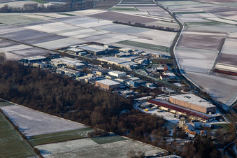 Vue aérienne de Parc industriel W en hiver avec de la neige à Herxheim bei Landau dans le département Rhénanie-Palatinat, Allemagne