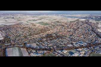 Vue aérienne de Panorama de la ville en hiver avec de la neige à Herxheim bei Landau dans le département Rhénanie-Palatinat, Allemagne