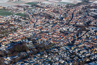 Vue aérienne de Upper Main Street en hiver avec de la neige à Herxheim bei Landau dans le département Rhénanie-Palatinat, Allemagne