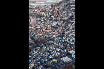 Vue aérienne de Upper Main Street en hiver avec de la neige à Herxheim bei Landau dans le département Rhénanie-Palatinat, Allemagne