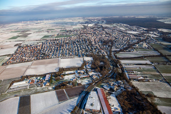 Vue aérienne de De l'ouest en hiver quand il y a de la neige à Herxheim bei Landau dans le département Rhénanie-Palatinat, Allemagne