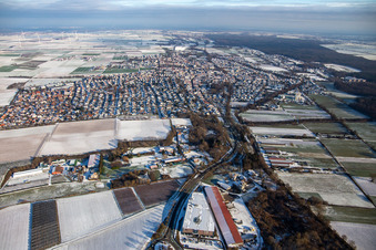 Vue aérienne de De l'ouest en hiver quand il y a de la neige à Herxheim bei Landau dans le département Rhénanie-Palatinat, Allemagne