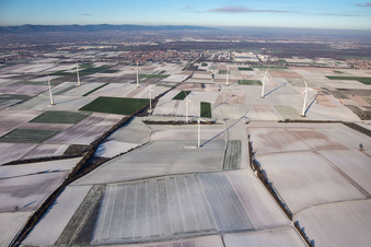 Vue aérienne de Parc éolien en hiver avec de la neige à Offenbach an der Queich dans le département Rhénanie-Palatinat, Allemagne