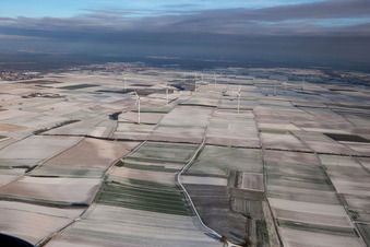 Vue aérienne de Parc éolien en hiver avec de la neige à Offenbach an der Queich dans le département Rhénanie-Palatinat, Allemagne