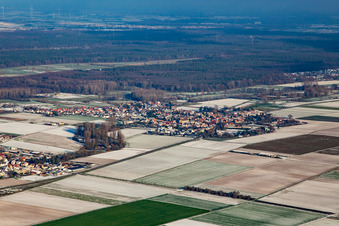 Vue aérienne de Du sud-ouest en hiver quand il y a de la neige à Knittelsheim dans le département Rhénanie-Palatinat, Allemagne