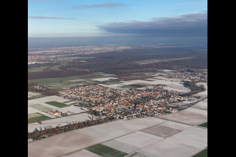 Vue aérienne de Du sud-ouest en hiver quand il y a de la neige à Ottersheim bei Landau dans le département Rhénanie-Palatinat, Allemagne