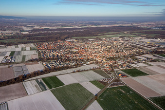 Vue aérienne de Du sud-ouest en hiver quand il y a de la neige à Offenbach an der Queich dans le département Rhénanie-Palatinat, Allemagne