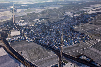 Vue aérienne de Du nord en hiver quand il y a de la neige à Insheim dans le département Rhénanie-Palatinat, Allemagne