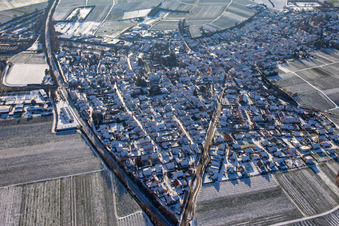 Vue aérienne de Du nord en hiver quand il y a de la neige à Insheim dans le département Rhénanie-Palatinat, Allemagne