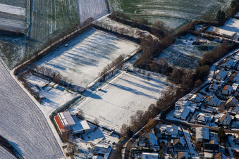 Vue aérienne de FC 1924 eV. en hiver avec de la neige à Rohrbach dans le département Rhénanie-Palatinat, Allemagne